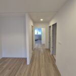 Chodba s novou podlahou po kompletní rekonstrukci bytu