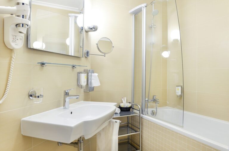 Koupelna Hotel 7Days s vanou, sprchovou zástěnou a béžovým obkladem