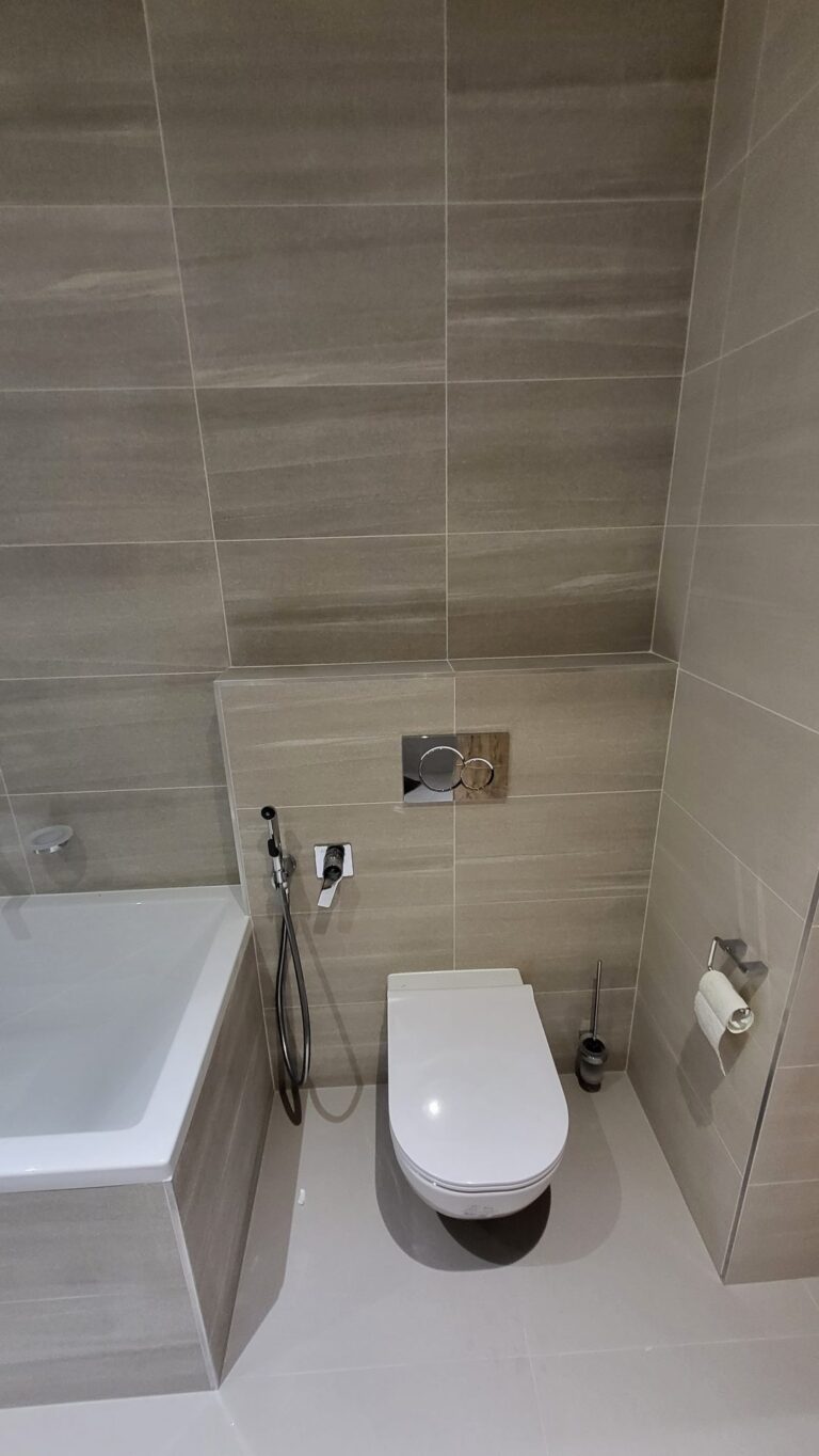 Detail závěsného WC a obkladu v koupelně Praha Jarov