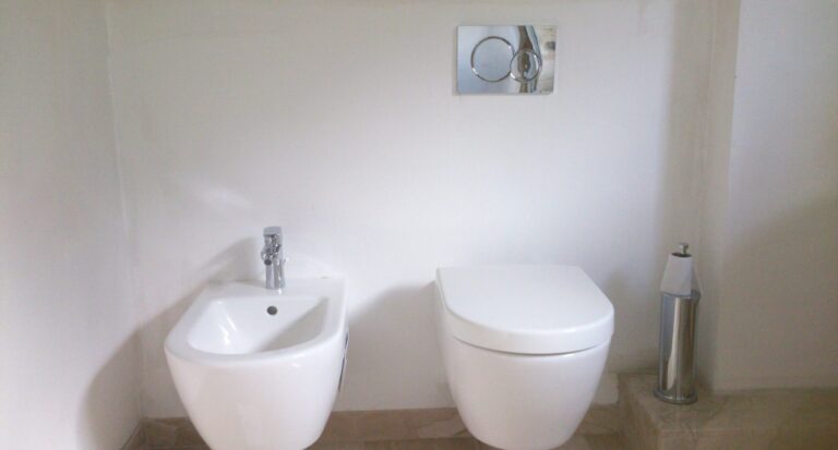 Závěsné WC a bidet v nové koupelně Praha Kundratice