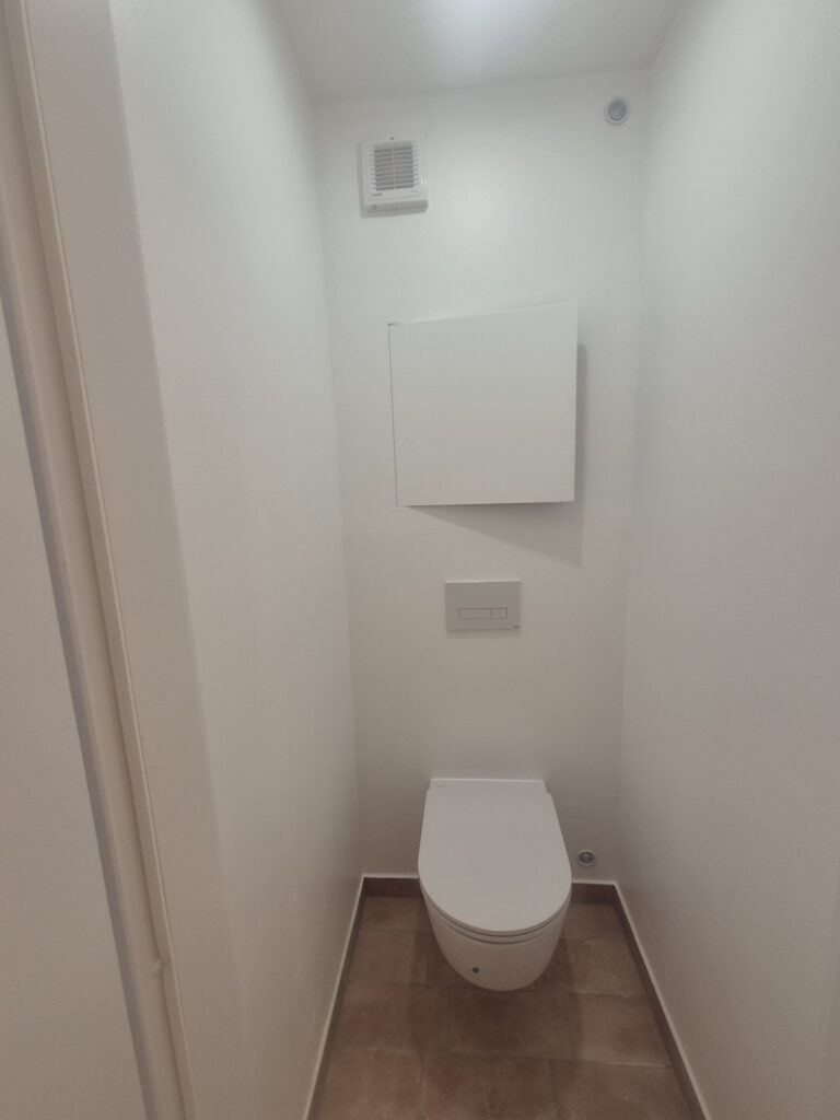 Samostatné WC se závěsnou mísou po rekonstrukci bytu v Praze Malešicích
