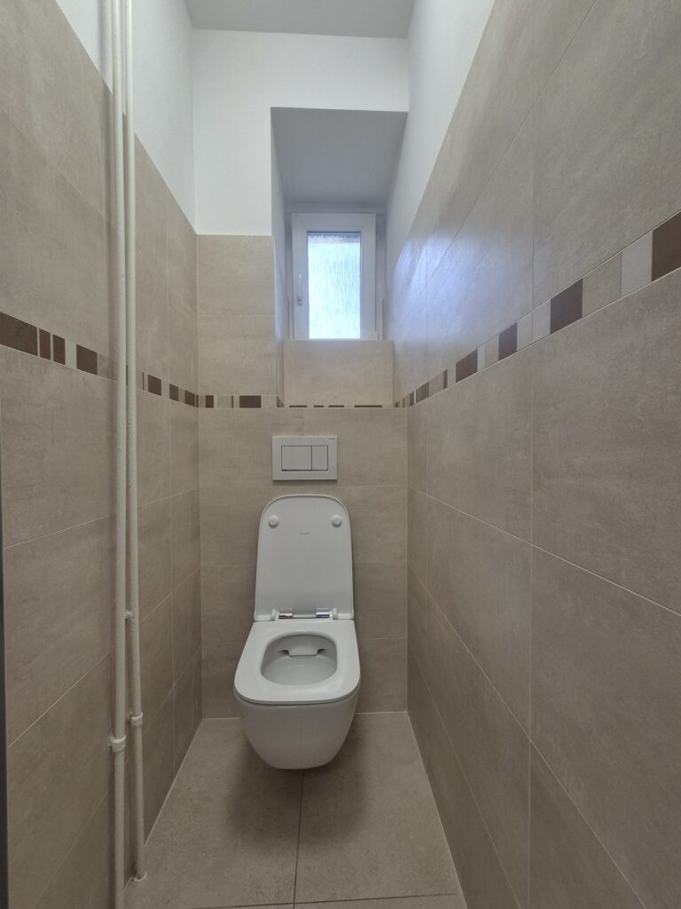 Samostatné WC se závěsnou mísou po rekonstrukci, Praha Malvazinky