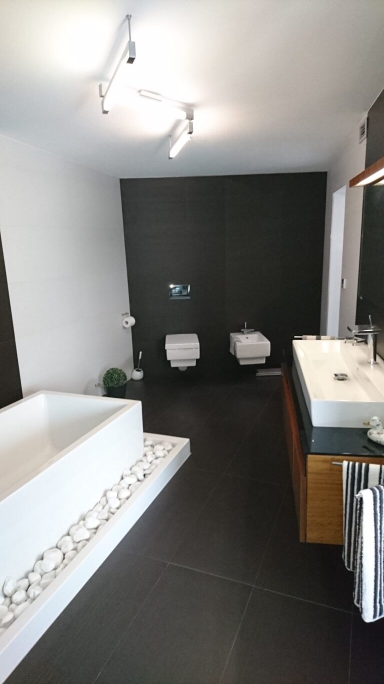 Celkový pohled na dokončenou koupelnu v černobílém designu, Praha Měcholupy