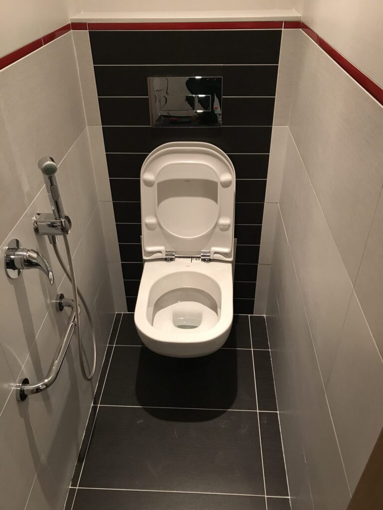 Samostatné WC se závěsným klozetem a bidetovou sprškou, rekonstrukce Praha Prosek