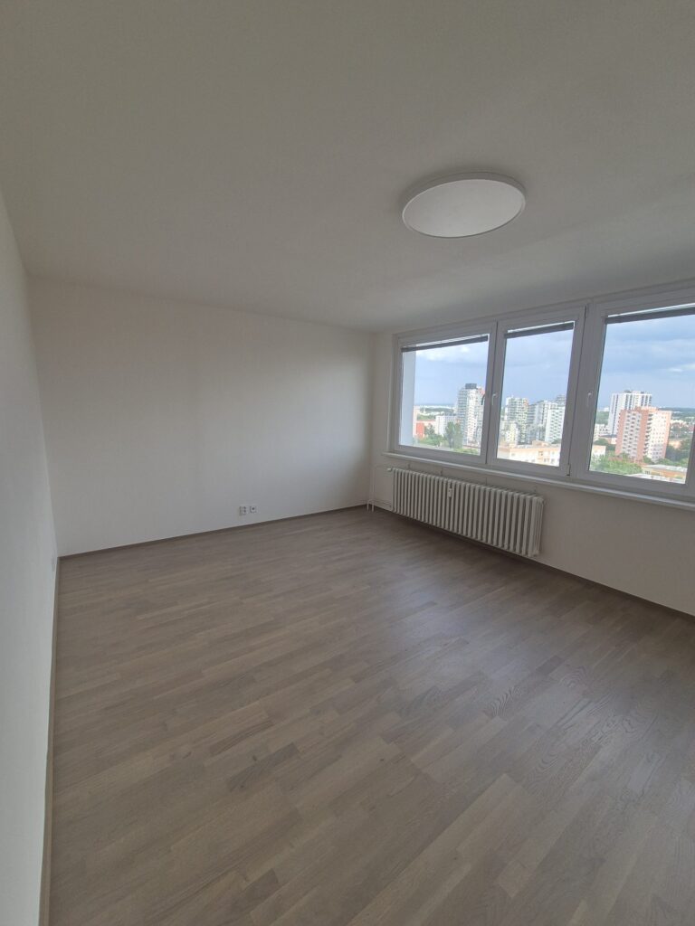Pokoj s panoramatickým oknem a novou podlahou, Praha Malešice