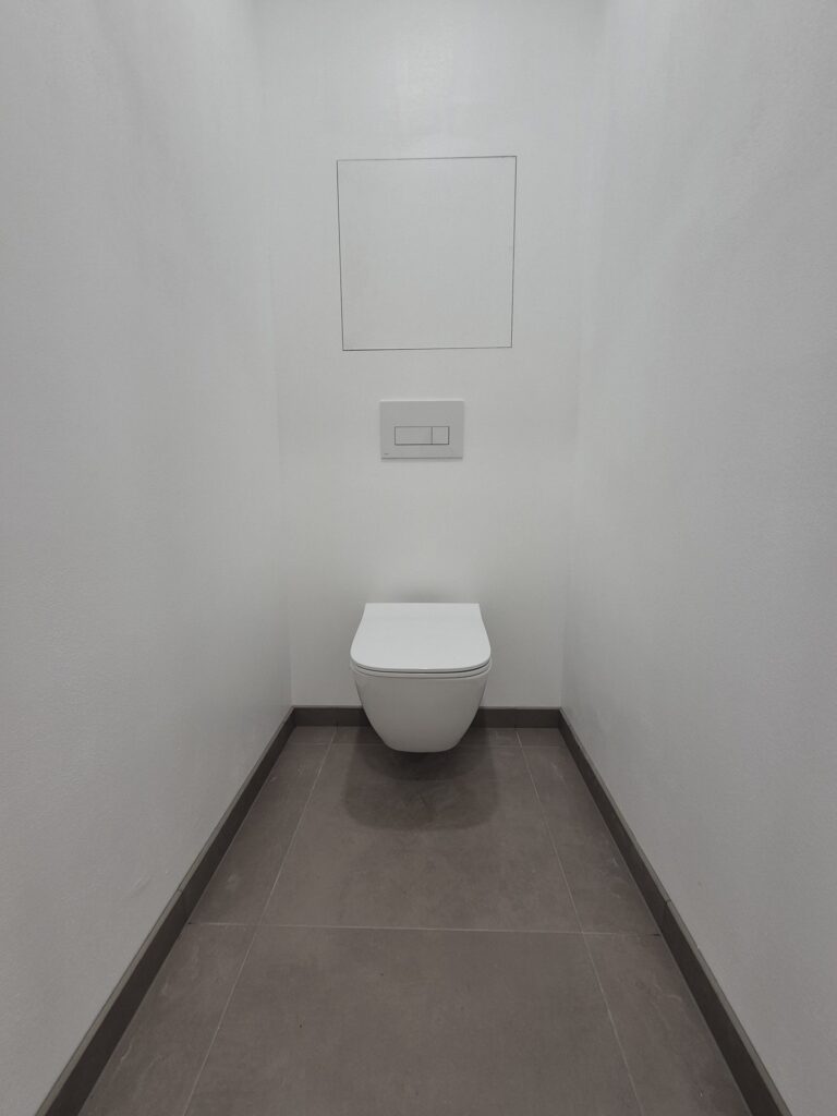 Samostatné WC se závěsnou toaletou po rekonstrukci, Praha Stodůlky