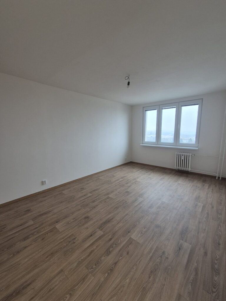 Pokoj s novou vinylovou podlahou po rekonstrukci, Praha Stodůlky