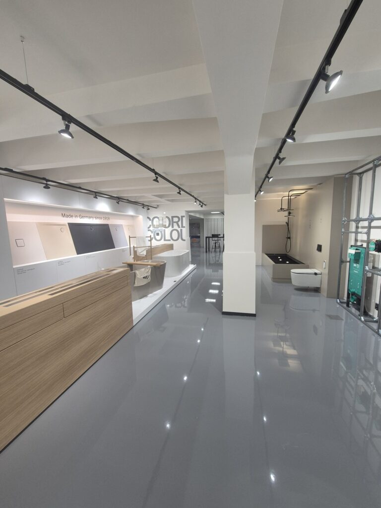 Průhled vzorkovnou Karlín s expozicí Kaldewei a sprchovým zákoutím